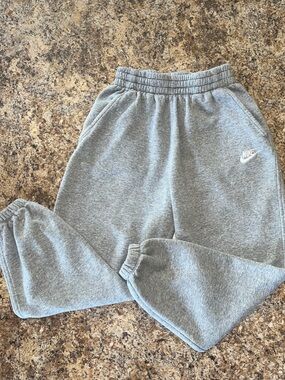 Nike Sportswear Club Fleece Casual Joggers Youth Kids Size M Gray White Logo